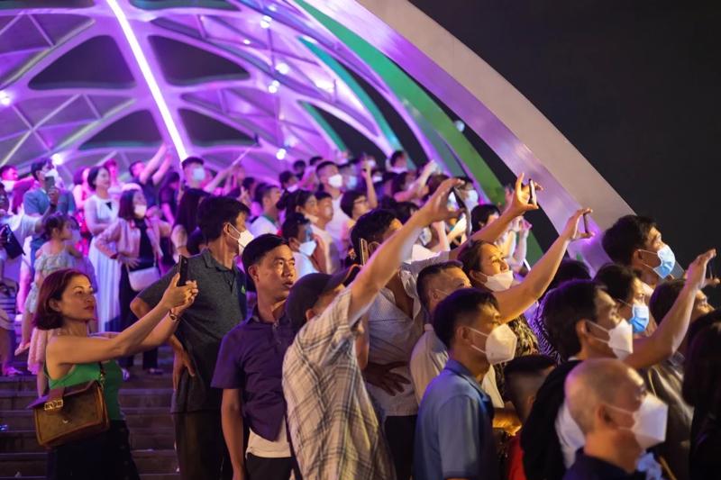 Người dân sử dụng smartphone để chụp ảnh trong một chương trình trình diễn ánh sáng ở Phú Quốc, Việt Nam.