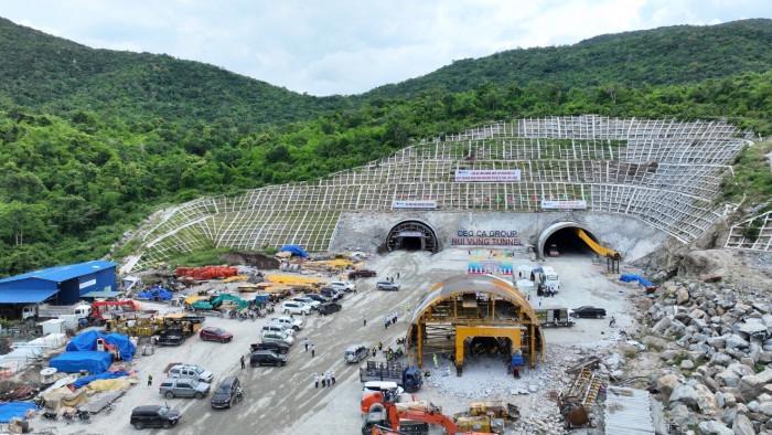 Hầm núi Vung dài 2,2 km đi qua tỉnh Ninh Thuận thuộc dự án thành phần cao tốc Cam Lâm - Vĩnh Hảo, đã chính thức thông hầm vào ngày 26/8/2023, bảo đảm tiến độ hoàn thành toàn tuyến vào 30/4/2024.