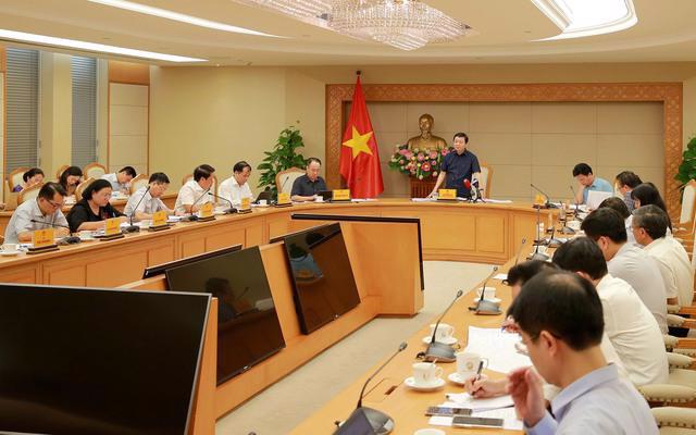 Deputy Prime Minister Tran Hong Ha chairing the meeting with relevant ministries and sectors. (Photo: VGP)