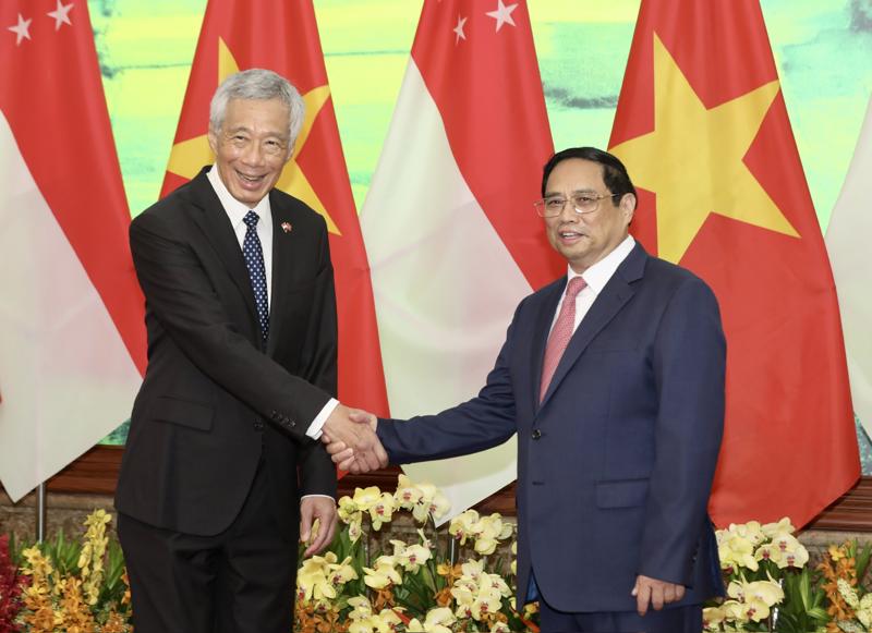 Thủ tướng Phạm Minh Chính và Thủ tướng Singapore Lý Hiển Long. Ảnh: Tri Phong.