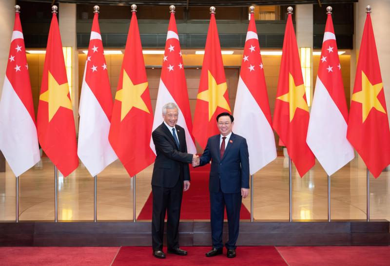 Chủ tịch Quốc hội Vương Đình Huệ và Thủ tướng Singapore Lý Hiển Long - Ảnh: Quochoi.vn