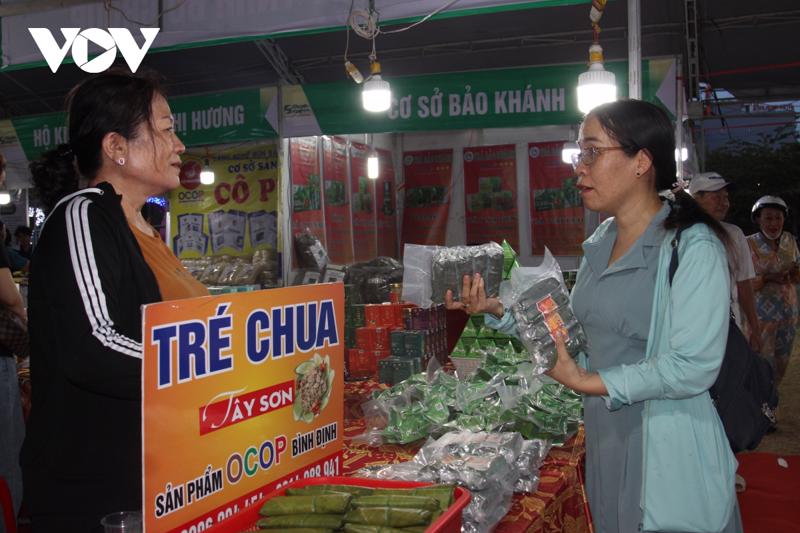 A booth introducing specialties from Binh Dinh province at the trade fair.