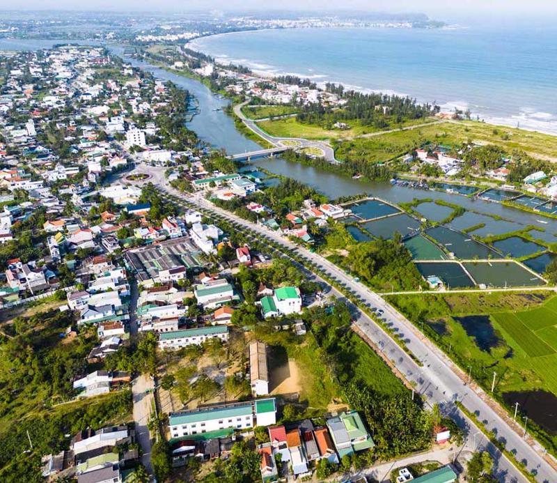 Xã Tịnh Khê, TP. Quảng Ngãi, tỉnh Quảng Ngãi, có bờ biển dài 7 km, với bãi cát vàng óng tạo nên thắng cảnh bãi biển Mỹ Khê (biển đẹp).