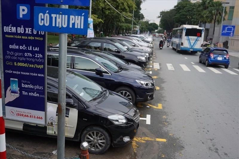 Một phần lòng đường Lê Lai, quận 1 đang áp dụng thu phí dừng đậu xe. Ảnh: Minh Quân.