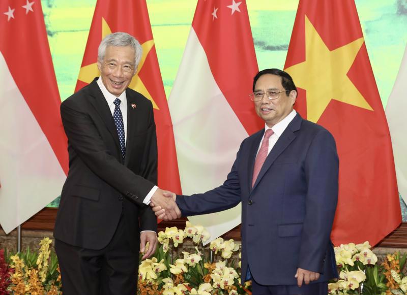 Prime Minister Pham Minh Chinh receives his visiting Singaporean counterpart Lee Hsien Loong in Hanoi on August 28. Photo: Tri Phong