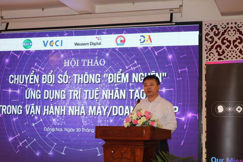 Giám đốc VCCI-HCM Trần Ngọc Liêm phát biểu tại hội thảo “Chuyển đổi số :Thông điểm nghẽn ứng dụng trí tuệ nhân tạo trong vận hành Nhà máy/Doanh nghiệp" sáng 30/8.