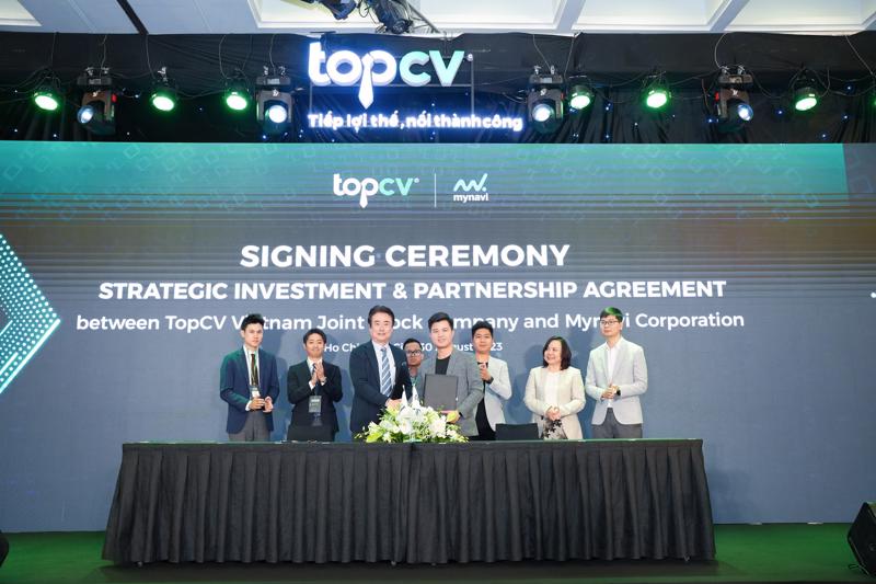Mr. Kazumasa Yoshida, Director and Managing Executive Officer of the Mynavi Corporation (3rd from left), and Mr. Tran Trung Hieu, General Director of TopCV (4th from right), at the signing ceremony for the strategic investment. Source: TopCV
