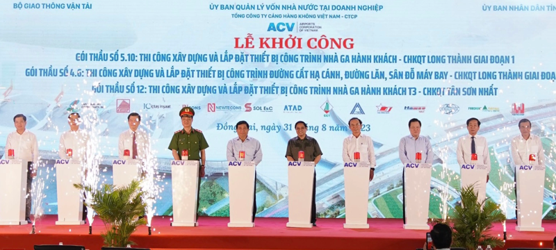 Thủ tướng Phạm Minh Chính cùng lãnh đạo các bộ, ngành, địa phương bấm nút khởi công đồng loạt ba gói thầu.