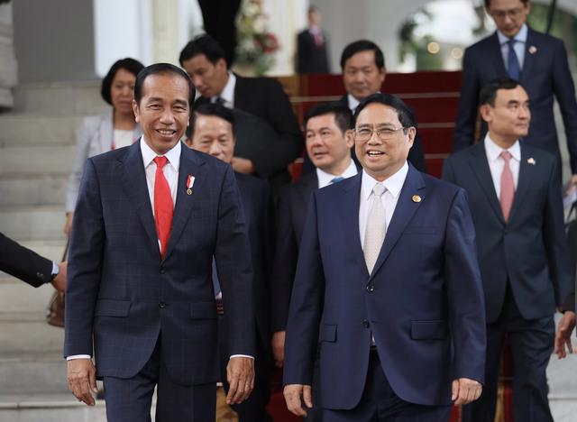 Prime Minister Pham Minh Chinh (right) meets Indonesian President Joko Widodo on September 4. Photo VGP