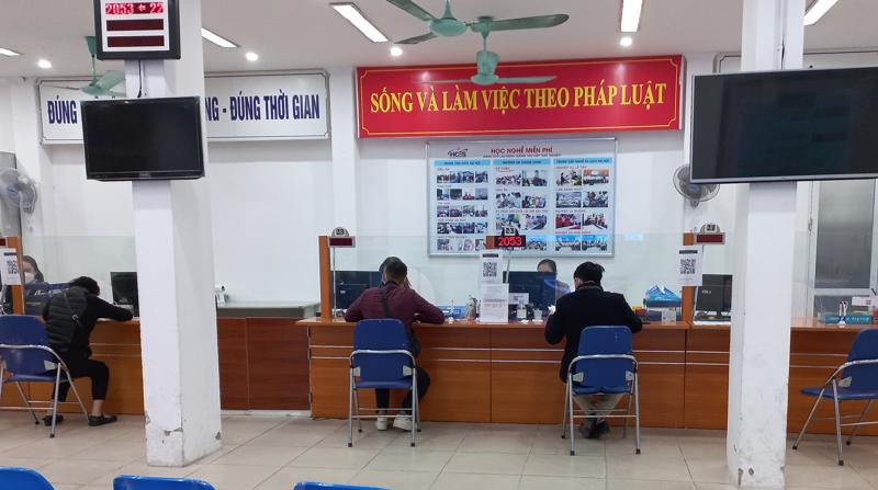 Người lao động làm thủ tục nhận bảo hiểm thất nghiệp tại Hà Nội. Ảnh - N.Dương.
