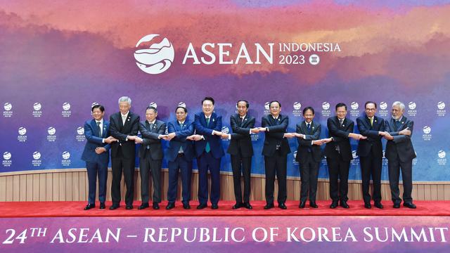Các nhà lãnh đạo ASEAN và Hàn Quốc chụp ảnh chung tại Hội nghị Cấp cao ASEAN-Hàn Quốc lần thứ 24 - Ảnh: VGP.