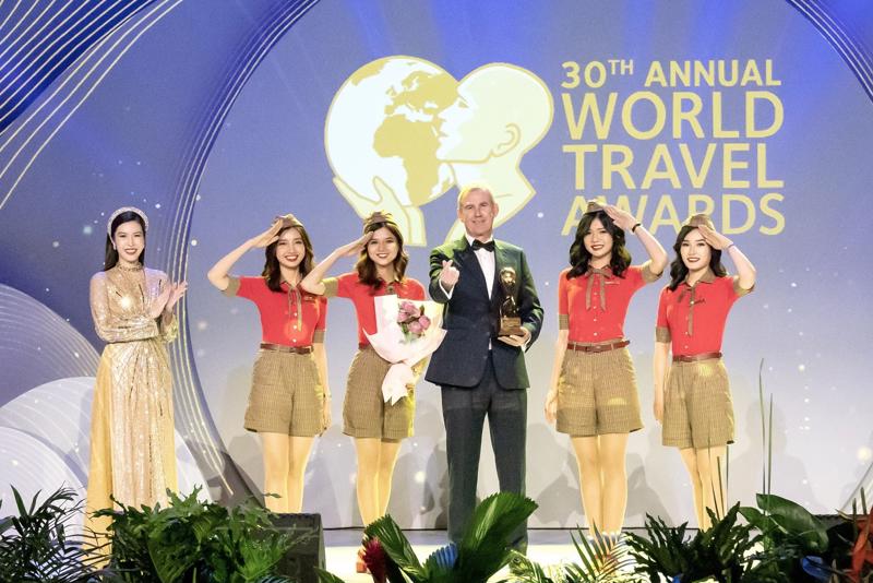 Mr. Michael Hickey, Chief Operating Officer at Vietjet Air, represents the carrier in receiving the “Asia’s Leading Airline for Customer Experience 2023” award at the WTA.