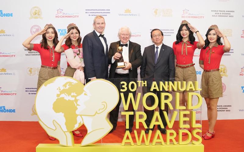 Ông Graham Cooke (giữa), nhà sáng lập và chủ tịch World Travel Awards trao cúp kỷ niệm cho lãnh đạo Vietjet: Phó Tổng giám đốc Michael Hickey và Phó Tổng giám đốc Đỗ Xuân Quang.
