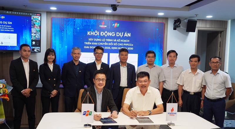 Ông Lê Cự Tân - Tổng giám đốc PVFCCo và ông Trần Huy Bảo Giang - Tổng giám đốc FPT Digital ký kết Dự án Tư vấn Chuyển đổi số toàn diện.