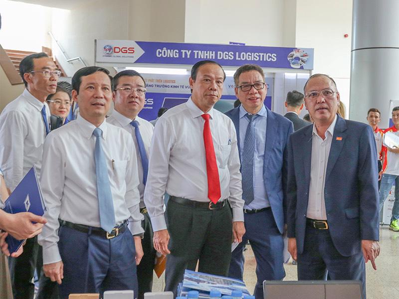Chủ tịch UBND tỉnh Bà Rịa - Vũng Tàu Nguyễn Văn Thọ (đeo cà vạt đỏ), đại diện VCCI trao đổi với các doanh nghiệp tại triển lãm gian hàng, chiều 8/9. 