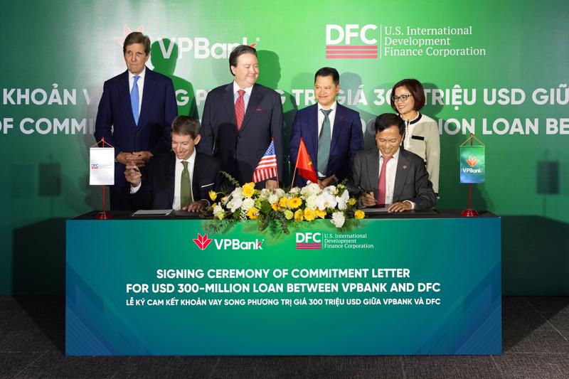 Đại diện lãnh đạo  DFC và VPBank ký cam kết khoản vay song phương trị giá 300 triệu USD.