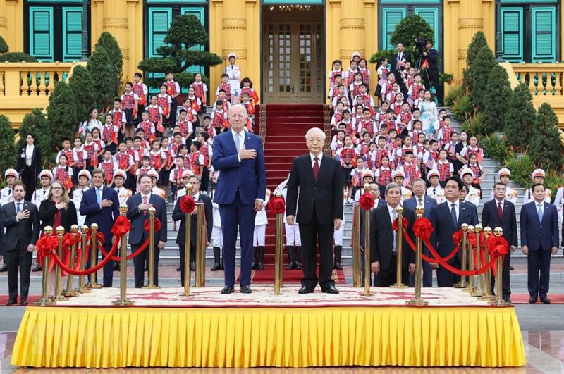 Party General Secretary Trong (R) and President Biden at the welcome ceremony (Photo: VNA)
