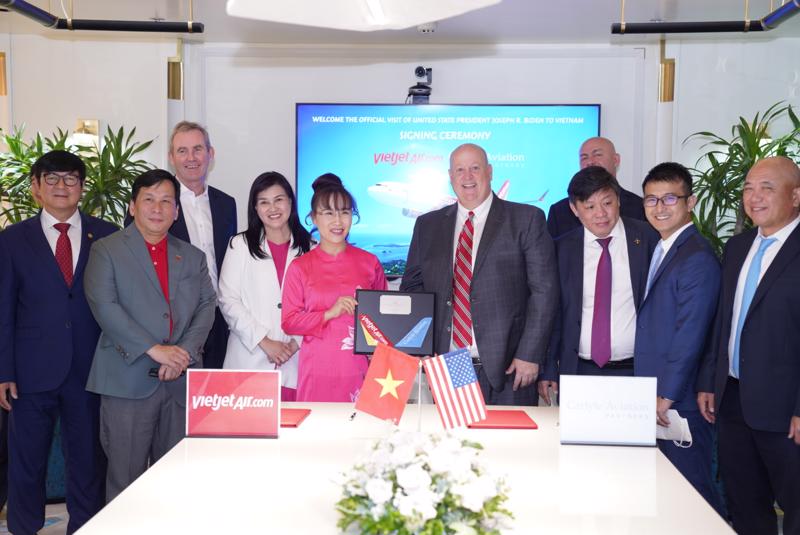Vietjet Air Chairwoman Nguyen Thi Phuong Thao witnesses the signing of the agreement on aircraft funding between the carrier and Carlyle Aviation Partners. (Photo source: Vietjet)