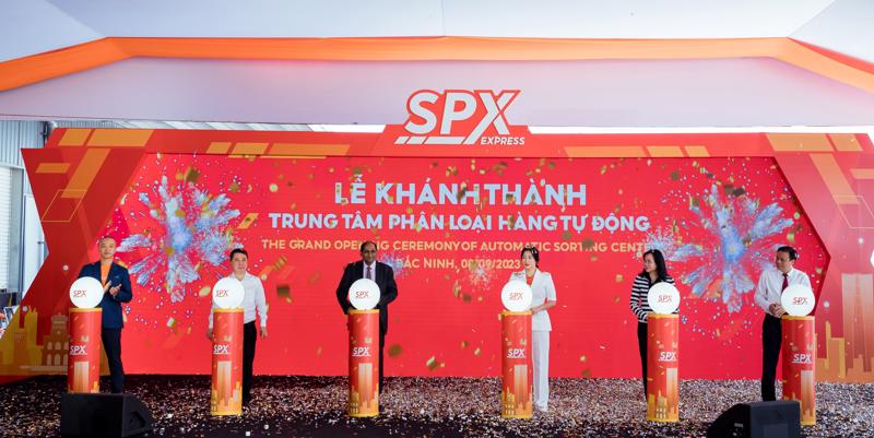 Đại sứ Cộng hòa Singapore tại Việt Nam, đại diện Bộ Thông tin và Truyền thông, Bộ Công Thương và tỉnh Bắc Ninh, cùng lãnh đạo SPX và khách mời bấm nút khánh thành trung tâm phân loại.