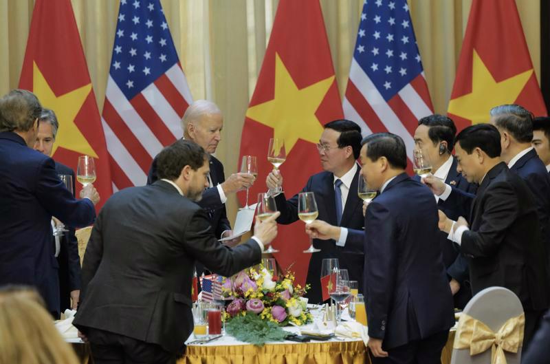 State President Vo Van Thuong and US President Joe Biden at the banquet in Hanoi on September 11. Photo: VGP
