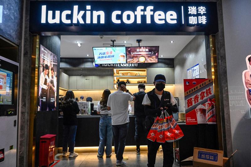 Một cửa hiệu Luckin Coffee - Ảnh: Bloomberg.