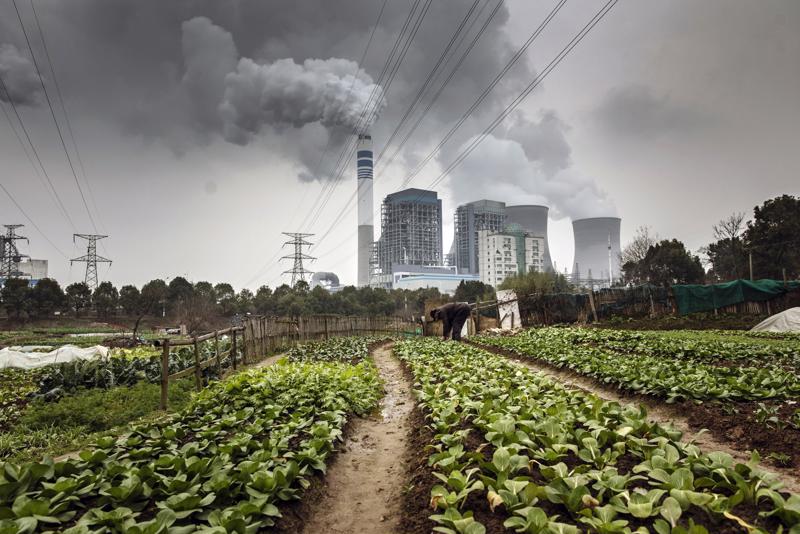 Một nhà máy nhiệt điện chạy bằng than ở Trung Quốc - Ảnh: Bloomberg.