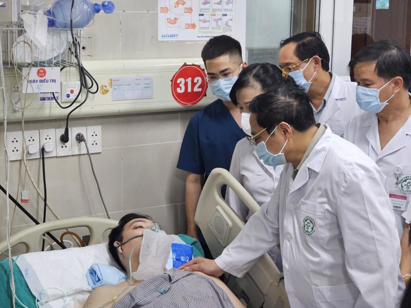 Thủ tướng Chính phủ thăm hỏi, động viên nạn nhân vụ cháy chung cư mini ở Thanh Xuân, đang điều trị Bệnh viện Bạch Mai, chiều 13/9. Ảnh - Tuấn Dũng.