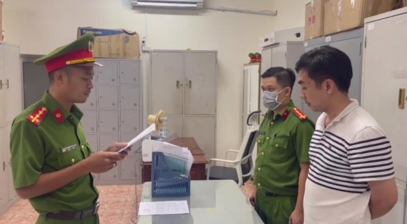 Cơ quan điều tra khởi tố bị can và bắt tạm giam với Nguyễn Xuân Tùng thuộc Chi cục Hải quan Chơn Thành về tội nhận hối lộ.