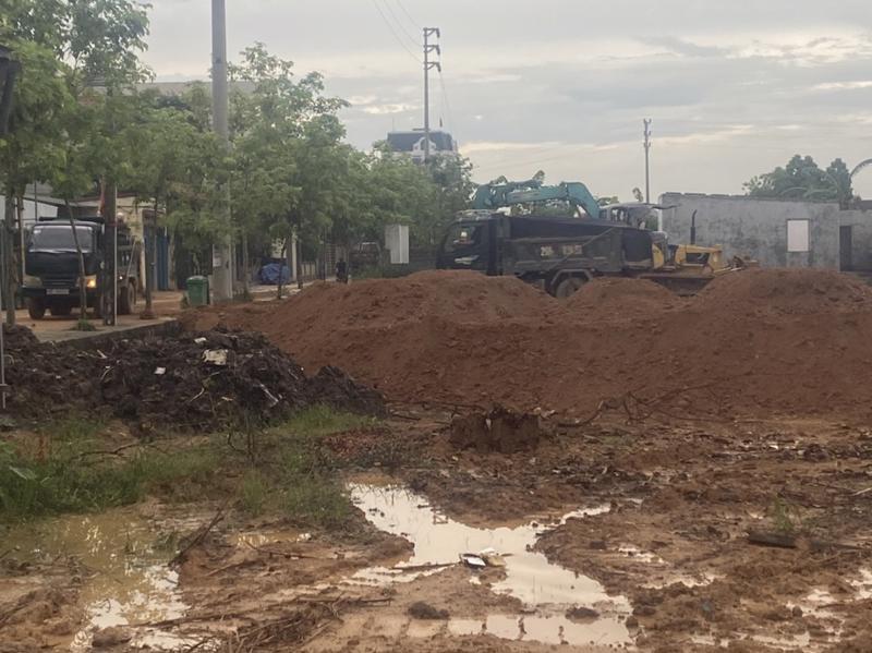 Nguồn cung đất, cát đắp phục vụ thi công đường Vành đai 4 tại Hà Nội đang gặp khó khăn.