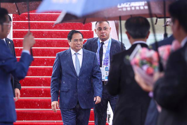 PM Pham Minh Chinh arrives at Nanning airport of China on September 16. Photo: VGP