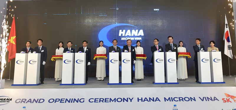 Phó Thủ tướng Trần Lưu Quang cùng các đại biểu dự Lễ Khánh thành dự sản xuất chất bán dẫn đầu tiên tại miền Bắc.