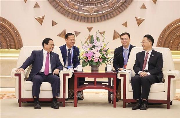 Prime Minister Pham Minh Chinh (L) and Secretary of Guangxi Party Committee Liu Ning (Photo: VNA)