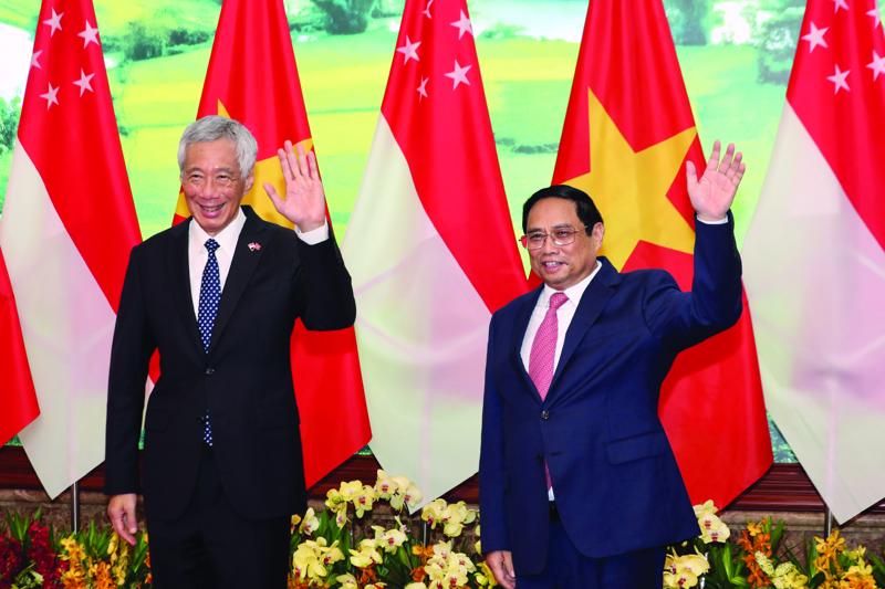 Prime Minister Pham Minh Chinh receives visiting Singaporean Prime Minister Lee Hsien Loong in Hanoi on August 28.