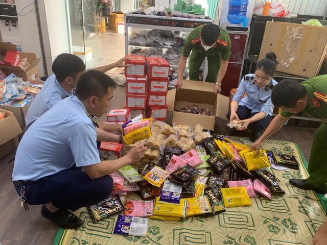 Lực lượng chức năng tỉnh Nghệ An thu giữ bánh kẹo không rõ nguồn gốc xuất xứ tại cơ sở kinh doanh Mai Tuấn