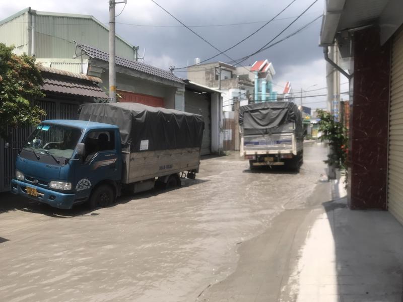 Đoạn đường An Phú Đông 35, phường An Phú Đông, quận 12, TP.HCM, thường xuyên bị ngập do không có cống từ nhiều năm nay.