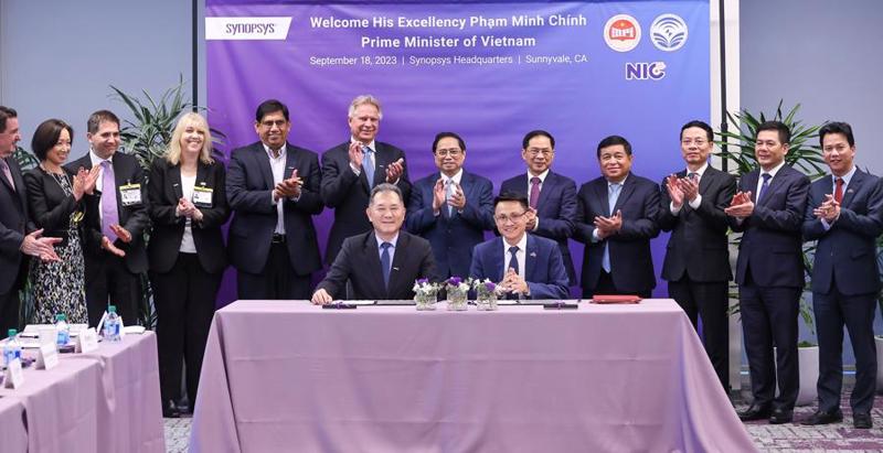 The signing ceremony between Synopsys and the Vietnam National Innovation Center.