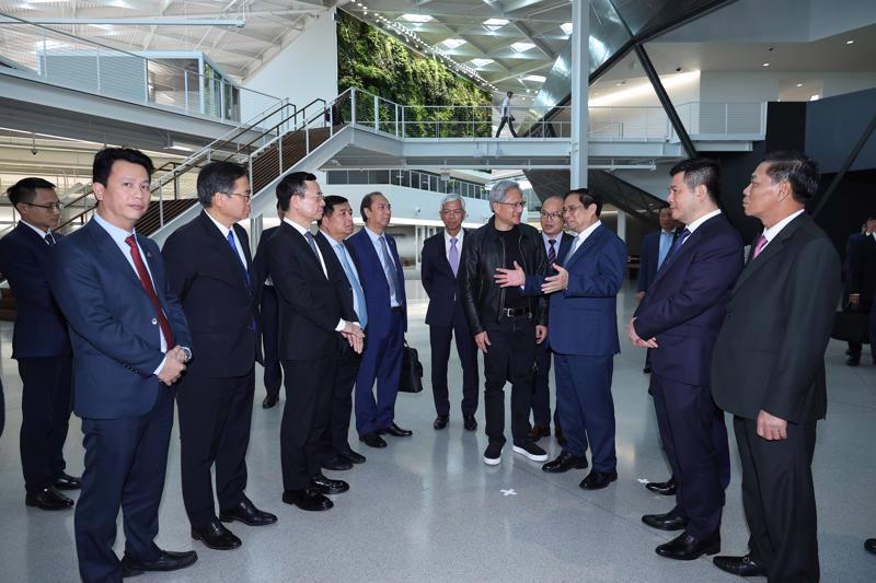 Prime Minister Pham Minh Chinh (3rd from right) visits Nvidia’s headquarters. Photo: VGP