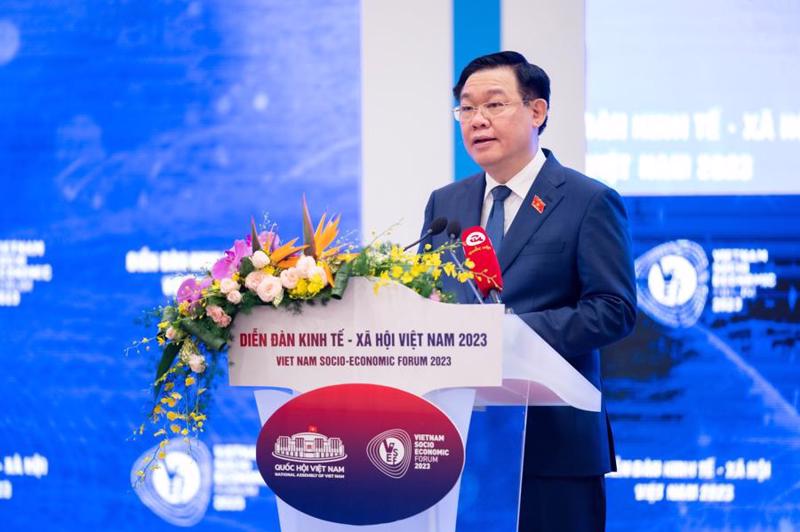NA Chairman Vuong Dinh Hue addressing the Forum. 