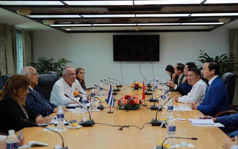 Deputy Prime Minister Tran Hong Ha and First Deputy Prime Minister Ricardo Cabrisas Ruíz held talks in Havana on September 18. Photo: VGP