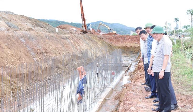 Bí thư Tỉnh ủy Thanh Hóa Đỗ Trọng Hưng kiểm tra tiến độ đầu tư hệ thống thoát nước đường 513 tại Khu kinh tế Nghi Sơn. Ảnh Báo Thanh Hóa