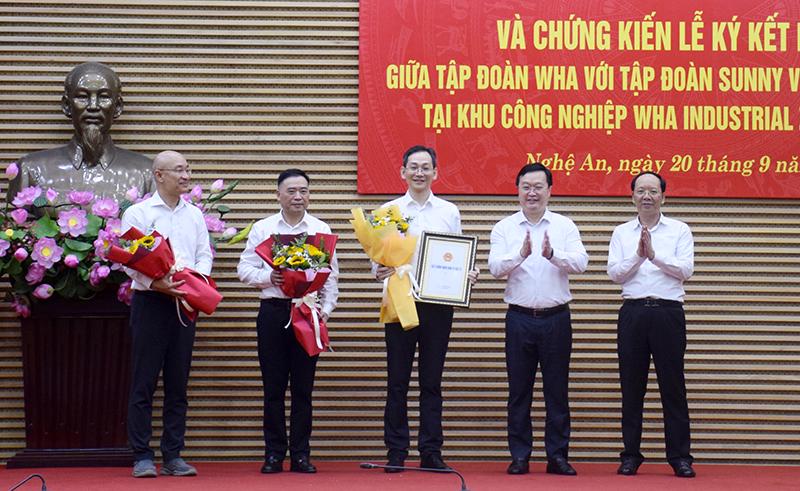 Lãnh đạo tỉnh Nghệ An trao Giấy chứng nhận đăng ký đầu tư Dự án đầu tư cơ sở mới Sunny Automotive Quang học Vina cho Tập đoàn Sunny