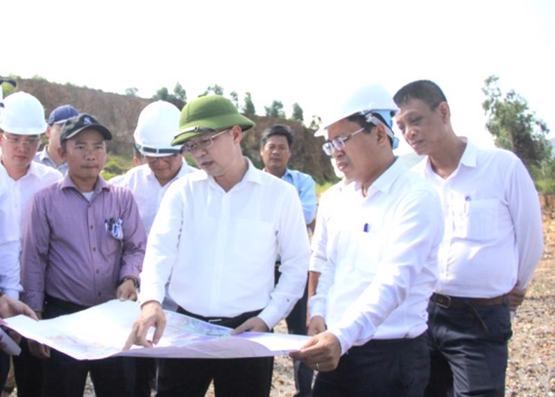 Bí thư Thành ủy Đà Nẵng Nguyễn Văn Quảng (người đội mũ cối đứng giữa) cùng đoàn công tác liên ngành kiểm tra thực địa Cụm Công nghiệp Cẩm Lệ.