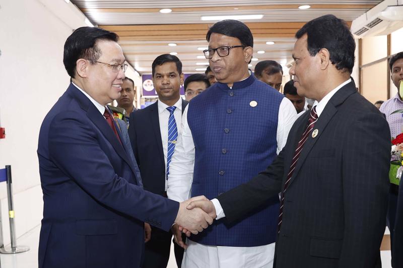 Chủ tịch Quốc hội Vương Đình Huệ đã tới thủ đô Dhaka, bắt đầu chuyến thăm chính thức Bangladesh.