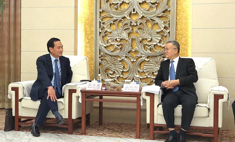 Phó Chủ tịch VUSTA Phạm Ngọc Linh trao đổi cùng Phó Chủ tịch kiêm Tổng Thư ký của CAST, ông MENG Qinghai.