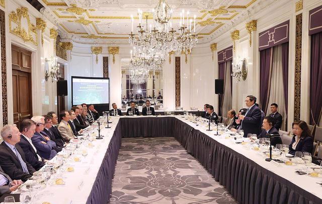 Prime Minister Pham Minh Chinh meets with leaders of multinational corporations and leading US investment funds in New York on September 21 (local time). Photo: VGP