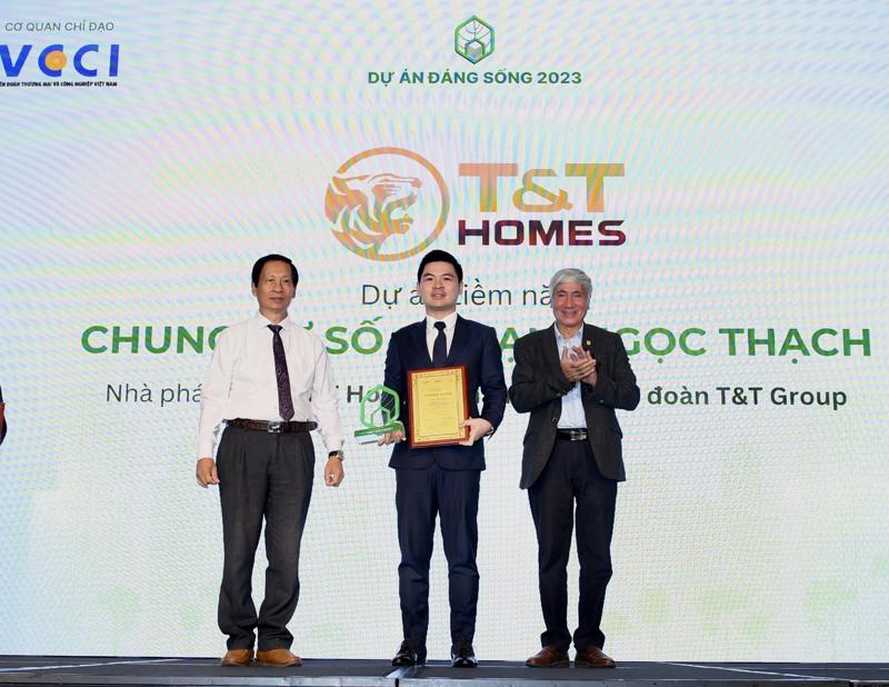 Ông Đỗ Vinh Quang, Chủ tịch Hội đồng Quản trị kiêm Tổng giám đốc T&T Homes (giữa) nhận Giải thưởng “Dự án đáng sống năm 2023”.