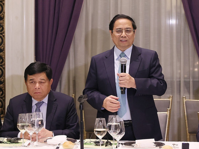 Thủ tướng Phạm Minh Chính phát biểu tại cuộc tọa đàm, ăn tối làm việc với lãnh đạo các tập đoàn đa quốc gia và các quỹ đầu tư tài chính lớn của Hoa Kỳ - Ảnh: VGP.