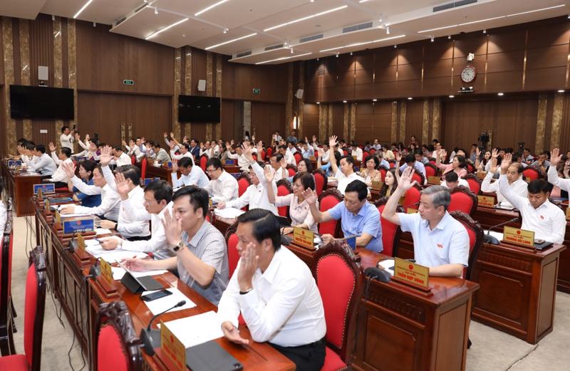 Biểu quyết thông qua Nghị quyết tán thành chủ trương thành lập quận Gia Lâm và 16 phường thuộc quận.