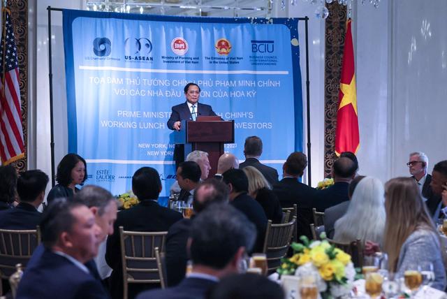 Prime Minister Pham Minh Chinh speaking at his meeting with US investors. Photo: VGP