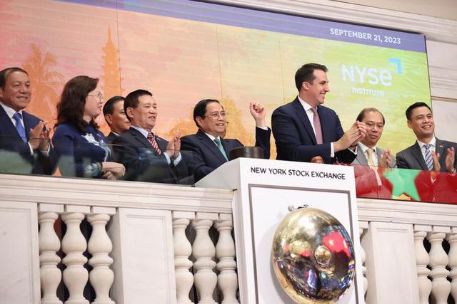 Prime Minister Pham Minh Chinh rings the bell to open the trading session at the NYSE on September 21. Photo: VGP